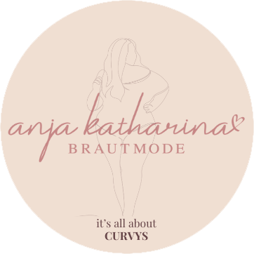 Eine stilisierte Frau posiert vor rosa Hintergrund. Der Text lautet: "anja katharina BRAUTMODE", darunter "it's all about CURVYS".