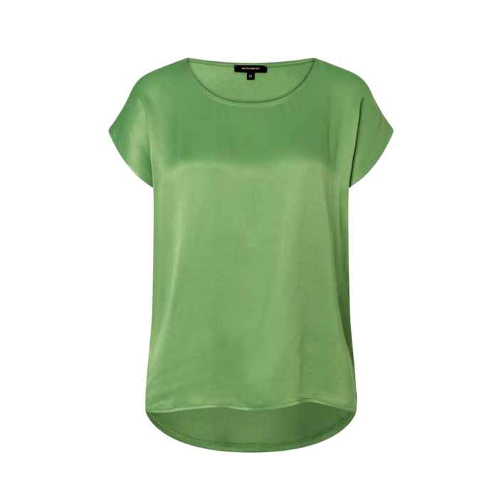 Grünes T-Shirt hängt flach ohne Falten; Hintergrund ist einfarbig weiß, betont die schlichte Eleganz des Kleidungsstücks.