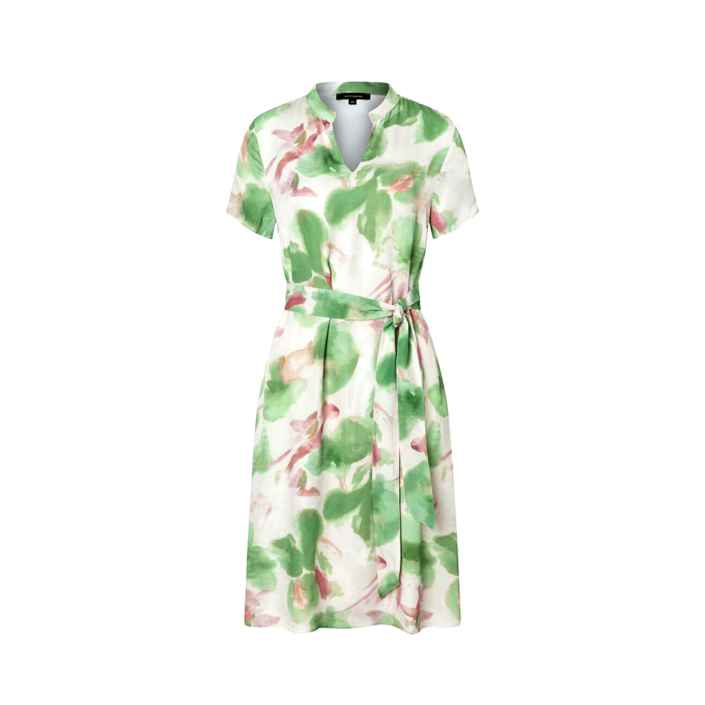 Kleid mit grün-rosafarbenem Muster, kurzärmelig und mit V-Ausschnitt, trägt einen gebundenen Gürtel. Der Hintergrund ist einfarbig weiß.
