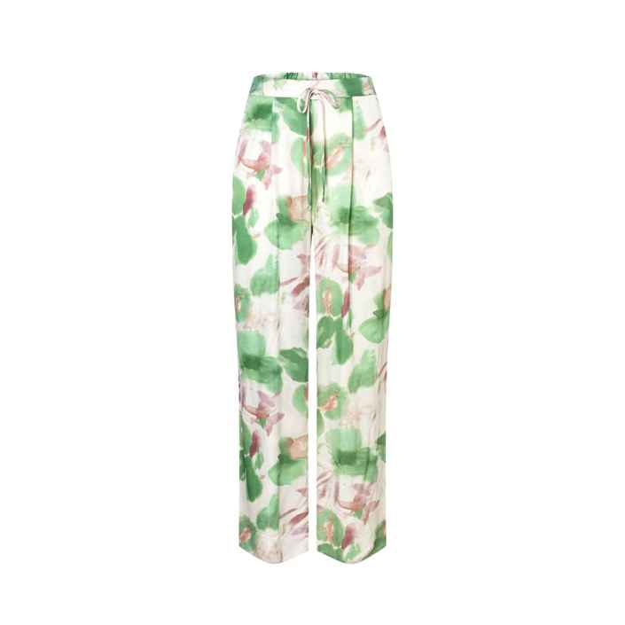 Hose mit grün-rosa Blumenmuster hängt gerade, vor weißem Hintergrund präsentiert. Breiter Schnitt mit elastischem Bund und Kordelzug.