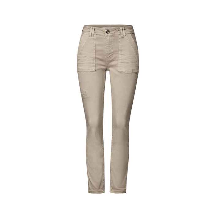 Beige, schmal geschnittene Hose mit hohen Bund und aufgesetzten Taschen; ausgestellt auf weißem Hintergrund.