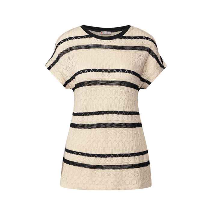 Ein cremefarbener Pullover mit schwarzen Querstreifen liegt auf weißem Hintergrund. Grobes Strickmuster und kurze Ärmel betonen das Design.